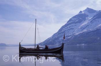 Nordlandsbåt i Malangsfjorden. Vasbrunn til høyre. Troms
